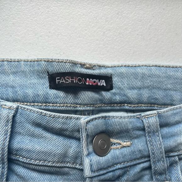 Fashion NOVA Light Wash Distressed Jean Jeggings Size 7 - Picture 3 of 13